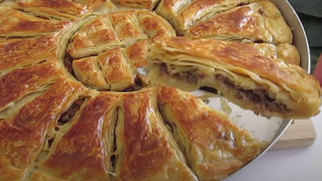 Zamanım yok diyenlere 2 beze ile yapılan su böreği tadında kıymalı börek tarifi